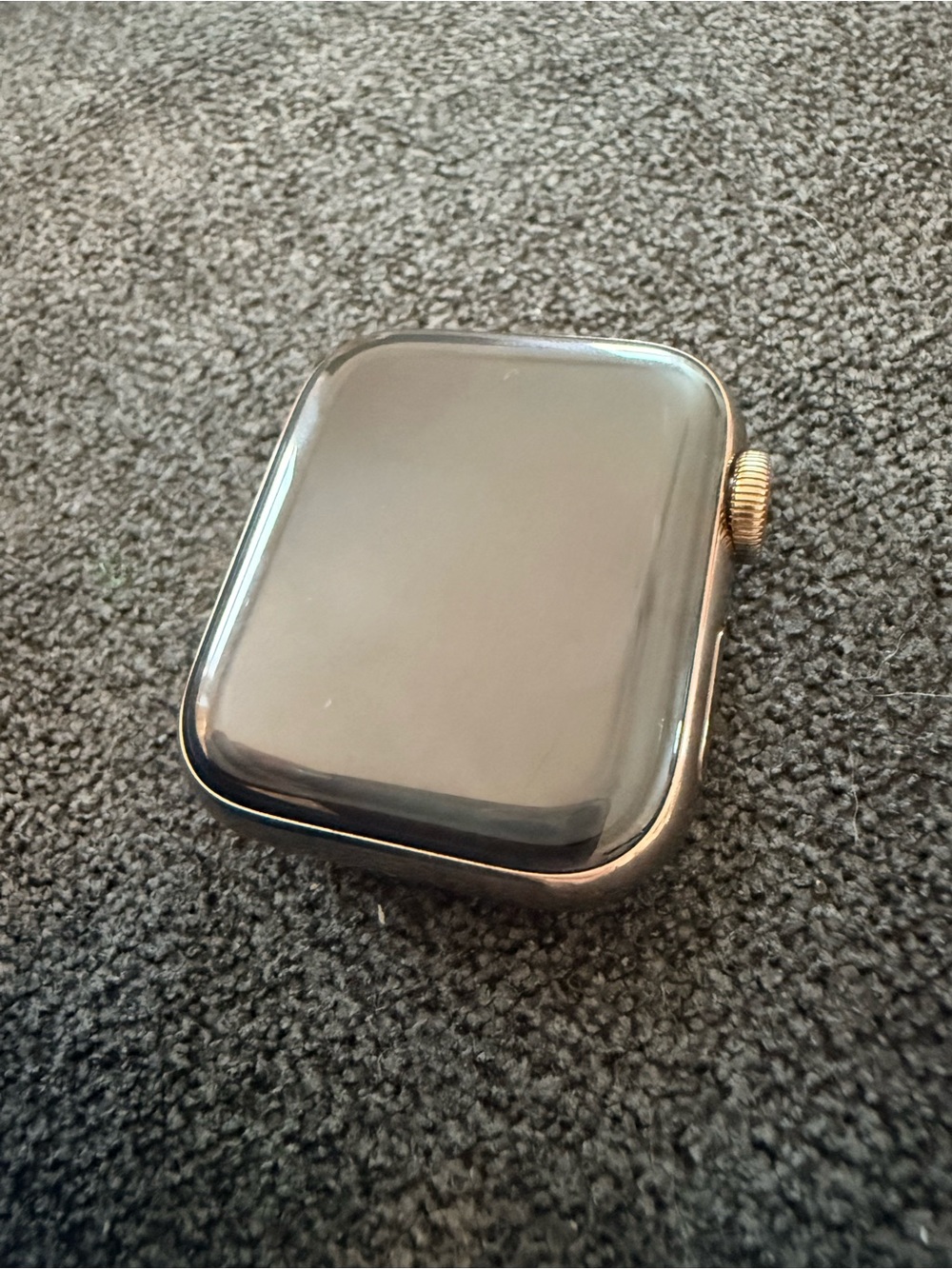Apple Watch Series 4. Gold Titanium. 40MM - Picture 2 of 4
